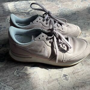 Nike Internationalist SE in Rose Particle